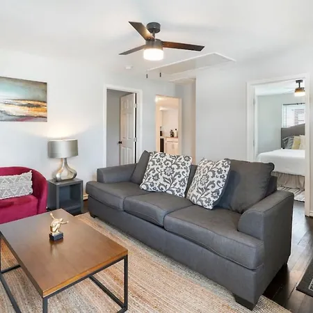 Cozy Heights 2 Bd Bungalow, Walkable